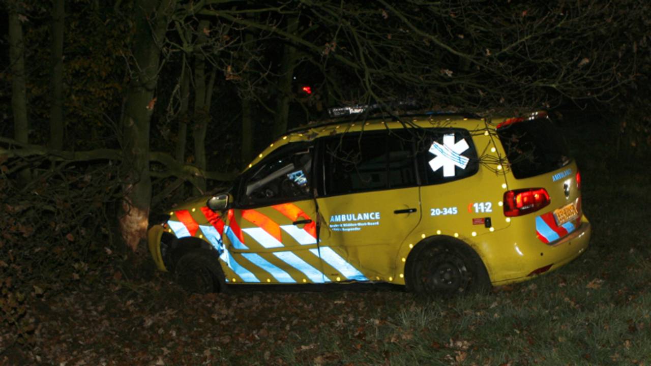 Ambulance rijdt tegen boom (foto: Remco de Ruijter /