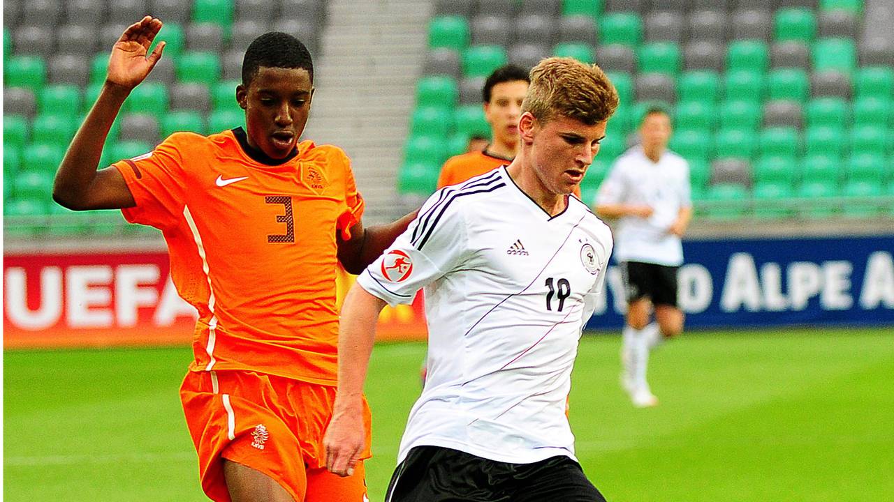 Riechedley Bazoer (links) is aanvoerder van Oranje -17 (foto: ANP).