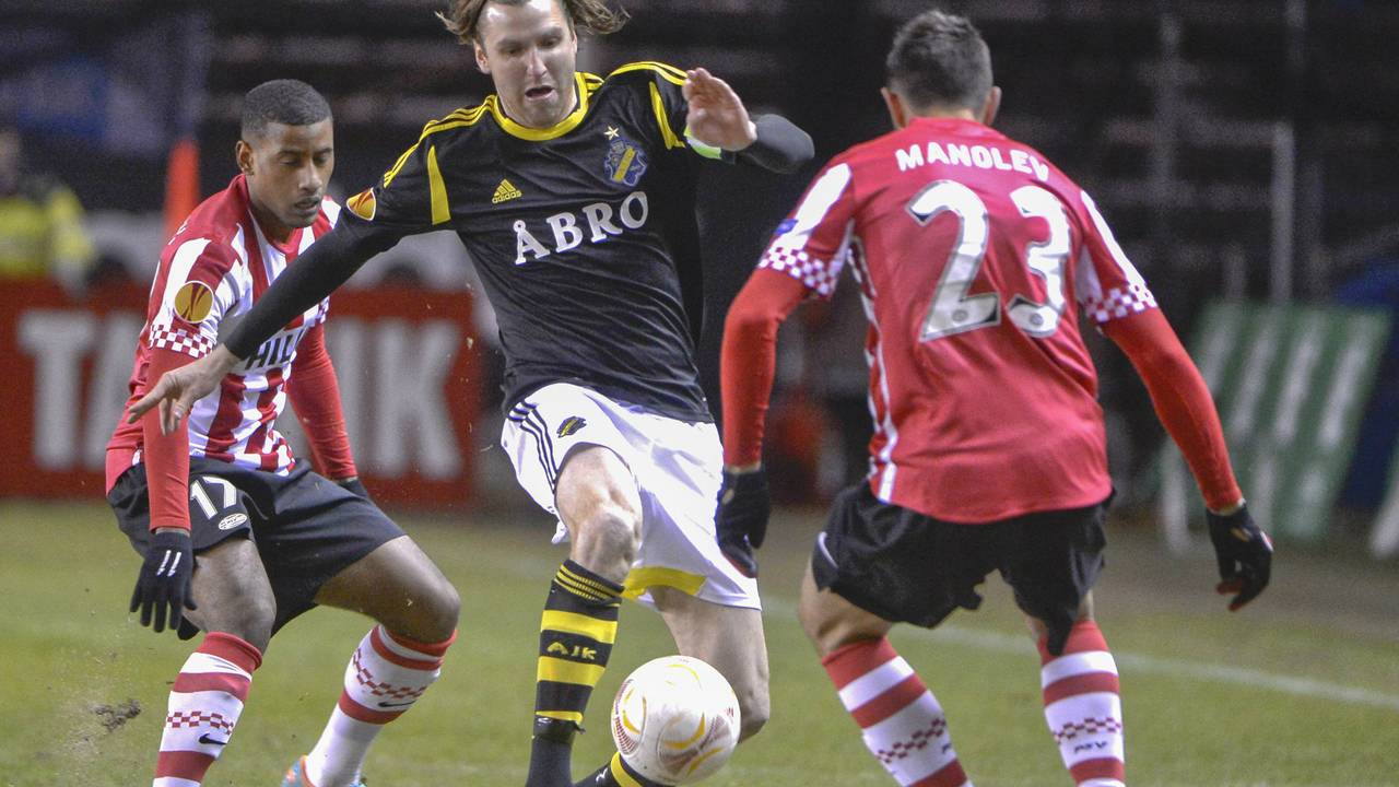 Narsing en Manolev in duel met een Zweed (Foto: ANP)
