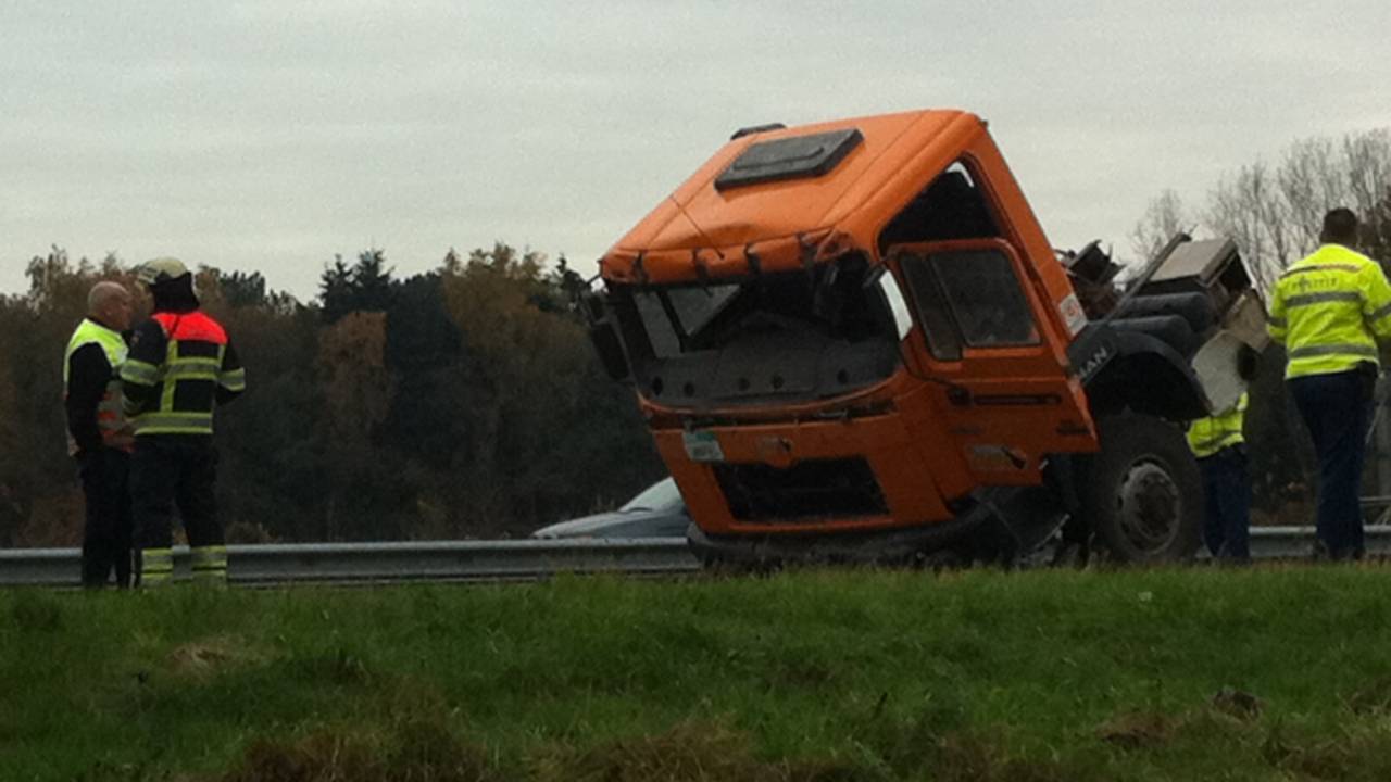Vrachtwagen tegen viaduct (foto: Marco Verhagen / SQ Vision Mediaprodukties)