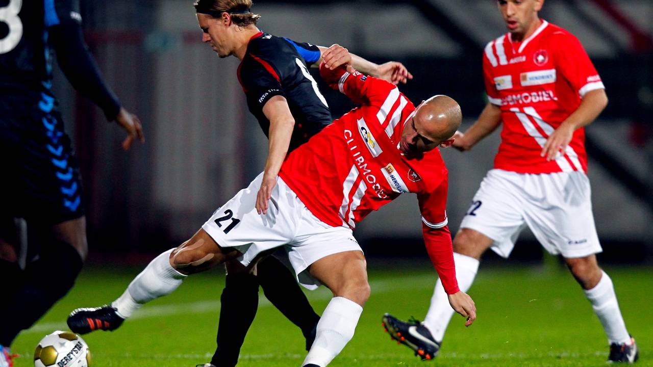 Angelo Simone van FC Oss in duel met Lettinga. (foto: Pics United)