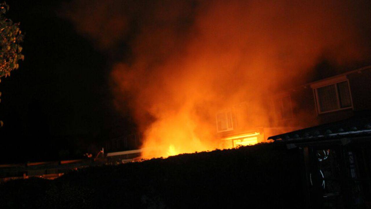 Tuinmeubels in brand in Oosterhout (foto: Mathijs Bertens/Mainstay Media Breda)