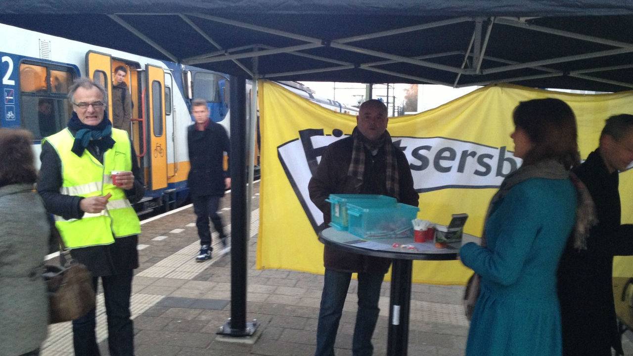 Wethouder Wilbert Seuren en Ine Frings van ProRail delen uit