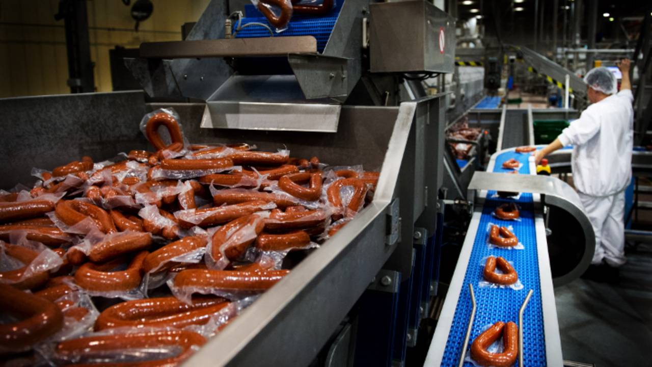 Productie rookworsten Unox in fabriek Oss (foto: ANP)