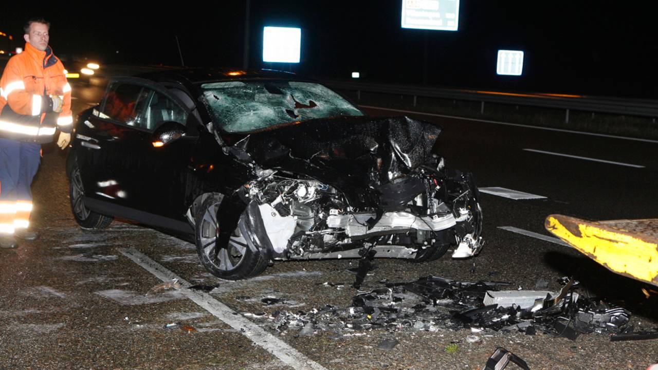 Een van de auto's kwam onder de dieseltank van de vrachtwagen. Foto: Remco de Ruijter