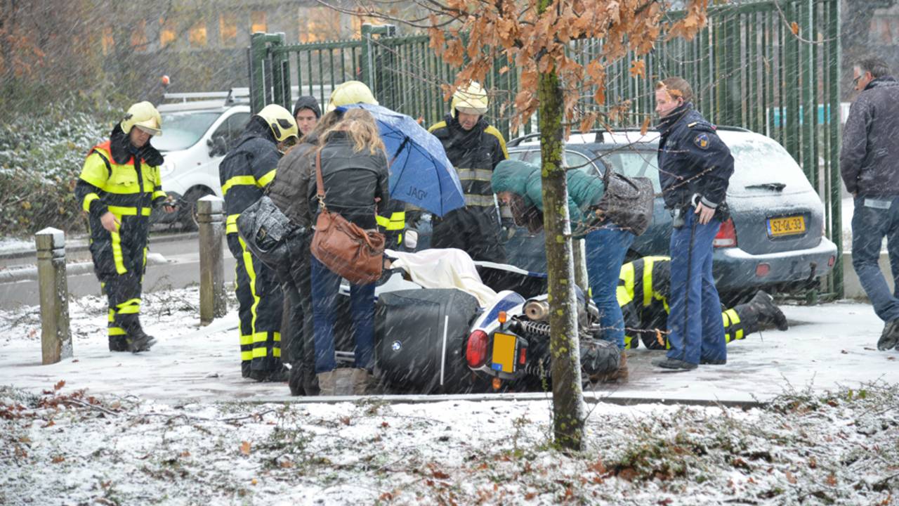 Scooterrijder onderuit op de Hogeschoollaan in Breda (Foto: Perry Roovers / SQ Vision).