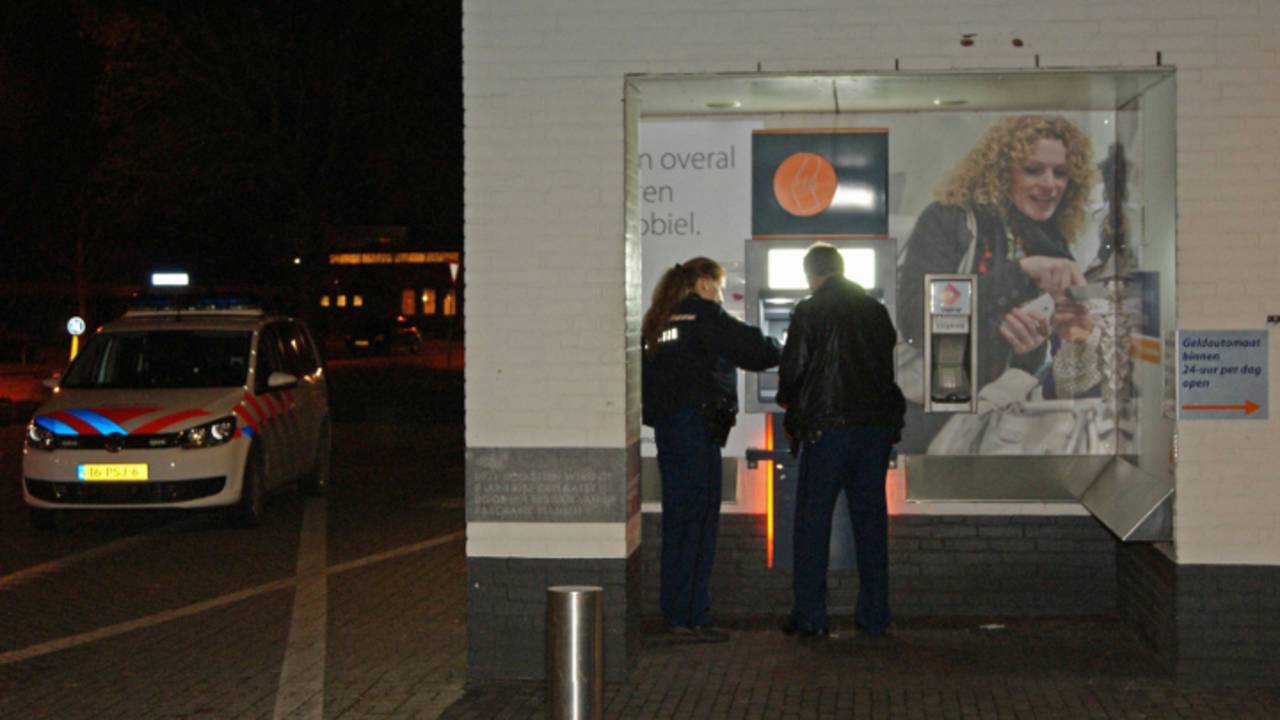 Man beroofd bij pinautomaat in Vlijmen (foto: Martijn van Bijnen / FPMB)