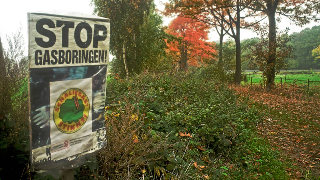 Protestbord in het Haarense landschap