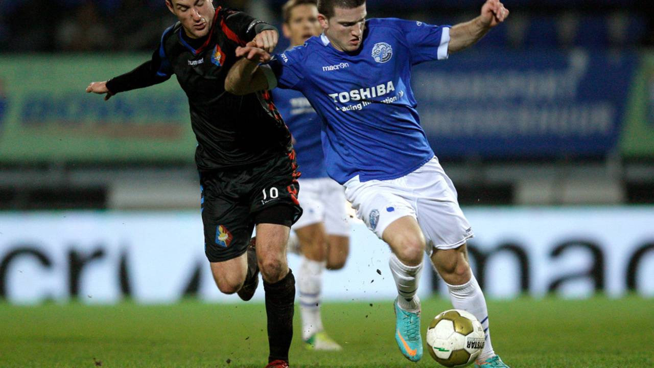 Randy Wolters van FC Den Bosch in duel met Frank Korpershoek (Foto: Pics United)