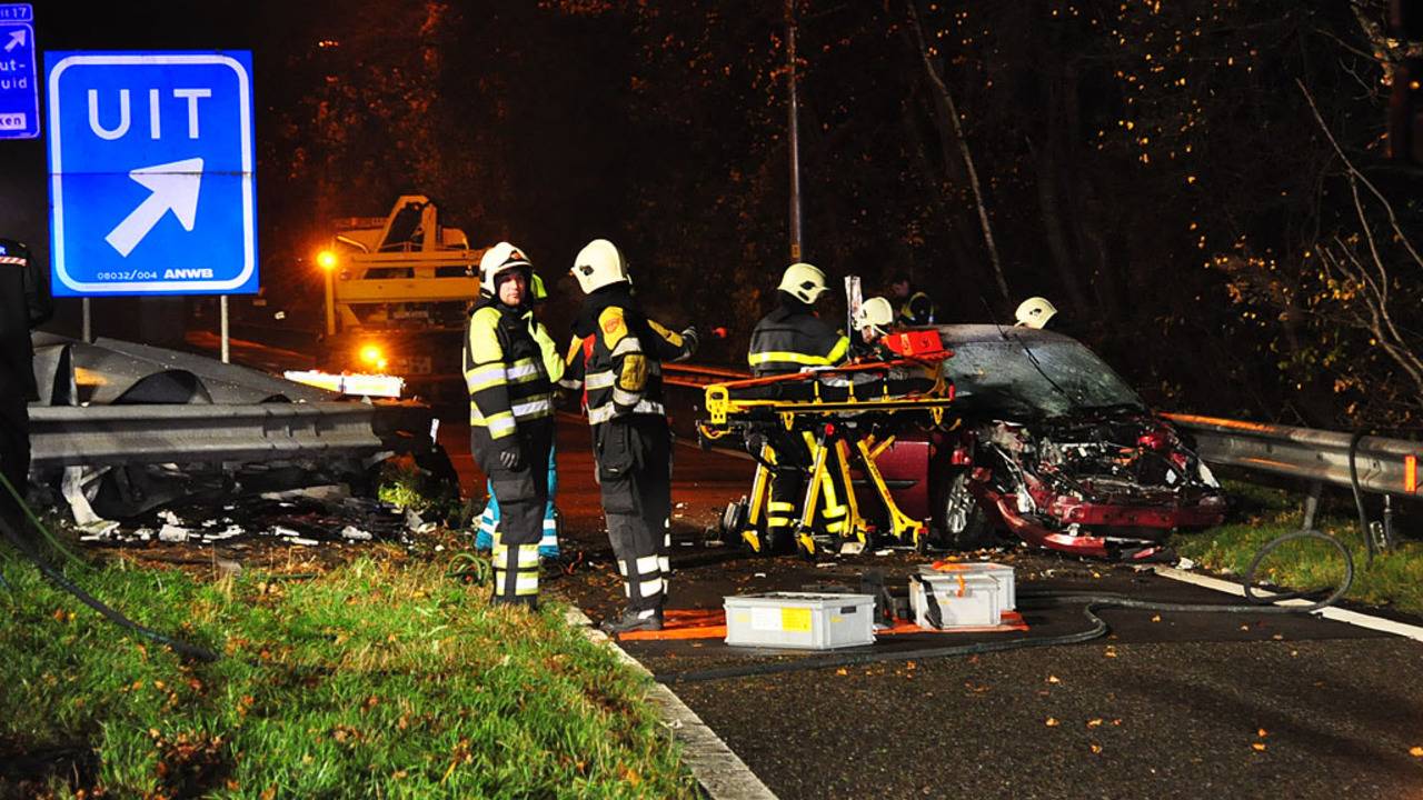 Gewonde na botsing bij afslag A27 (Foto: Perry Roovers/SQ Vision)