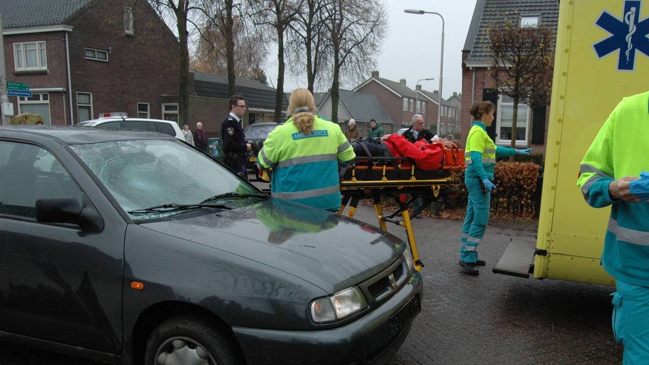 De fietser is naar het ziekenhuis gebracht. (foto: Toby de Kort)