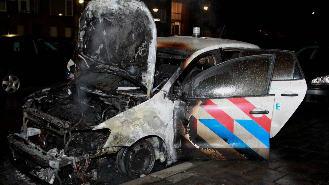 Van de politieauto is weinig over (foto: Bart Meesters/Meesters Multi Media)