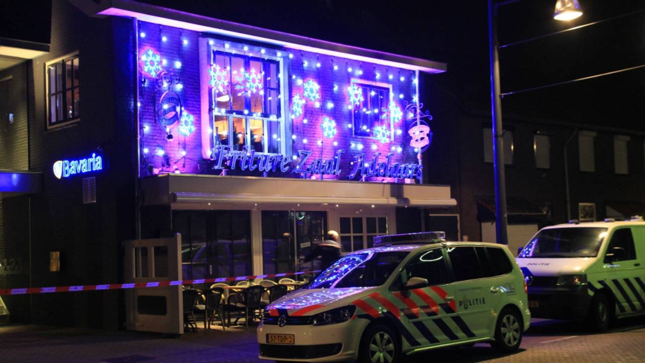 Overval op cafetaria in Hoofdstraat Helmond (foto: Harrie Grijseels/SQ Vision)