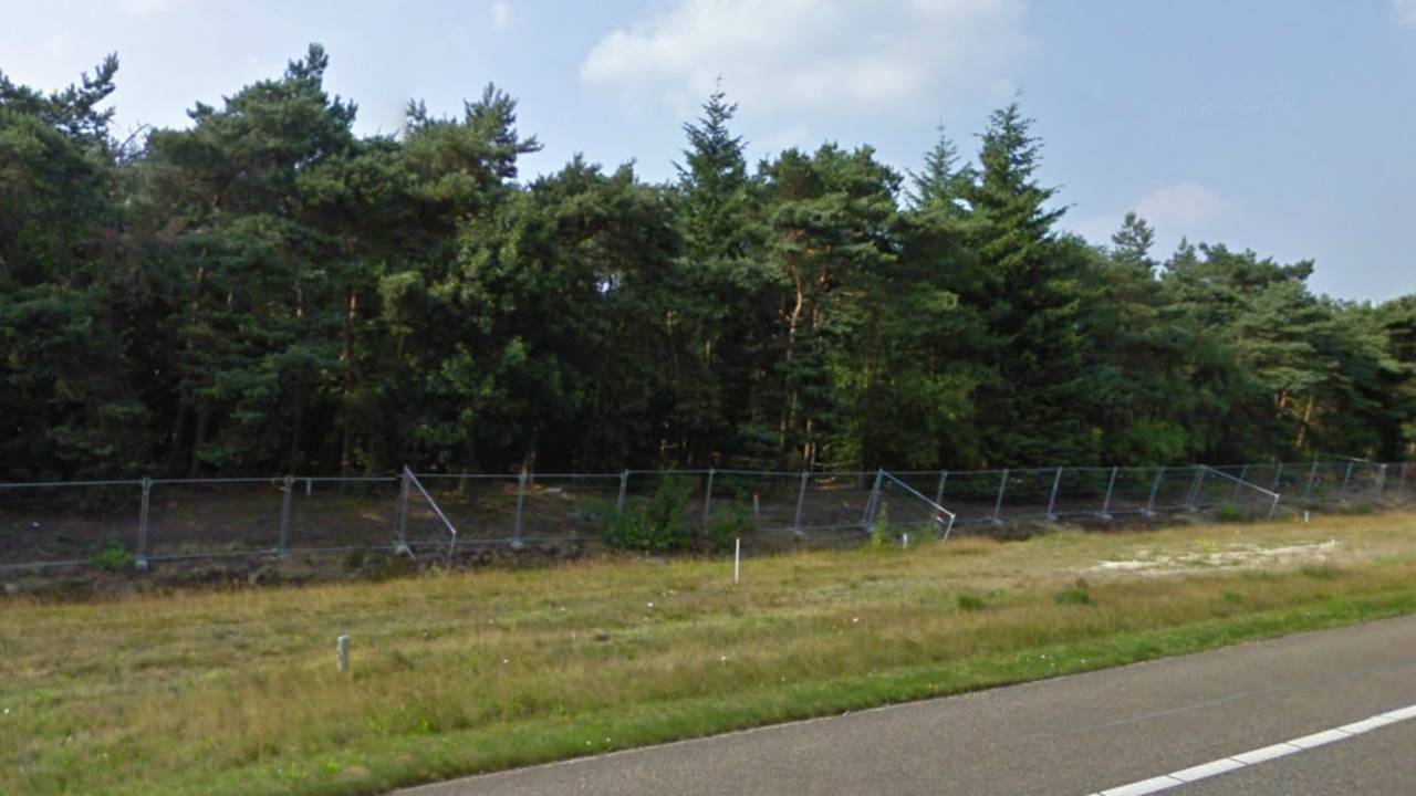 Langs de A67 staat al een tijd een hekwerk (foto: Streetview)