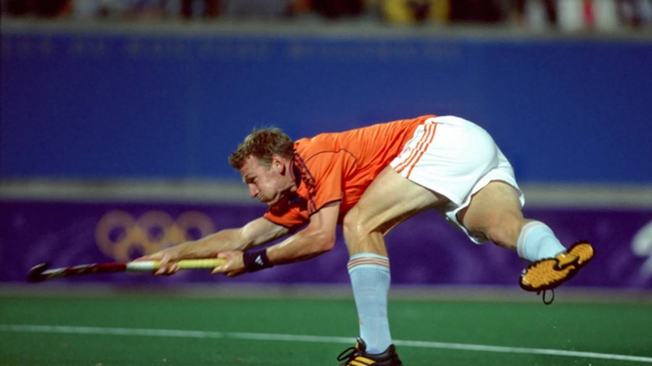 Lomans komt in actie bij het afscheid van De Nooijer (foto:KNHB)