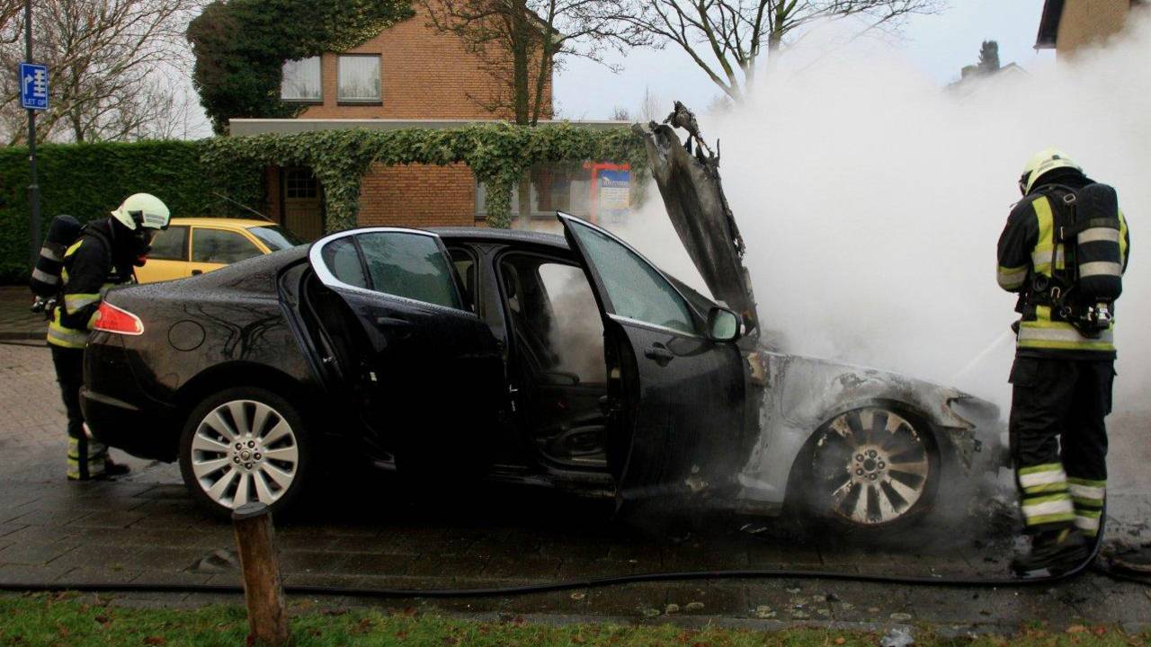 Sportbolide Den Dungen brandt uit. (foto: Bart Meesters/Meesters Multi Media)