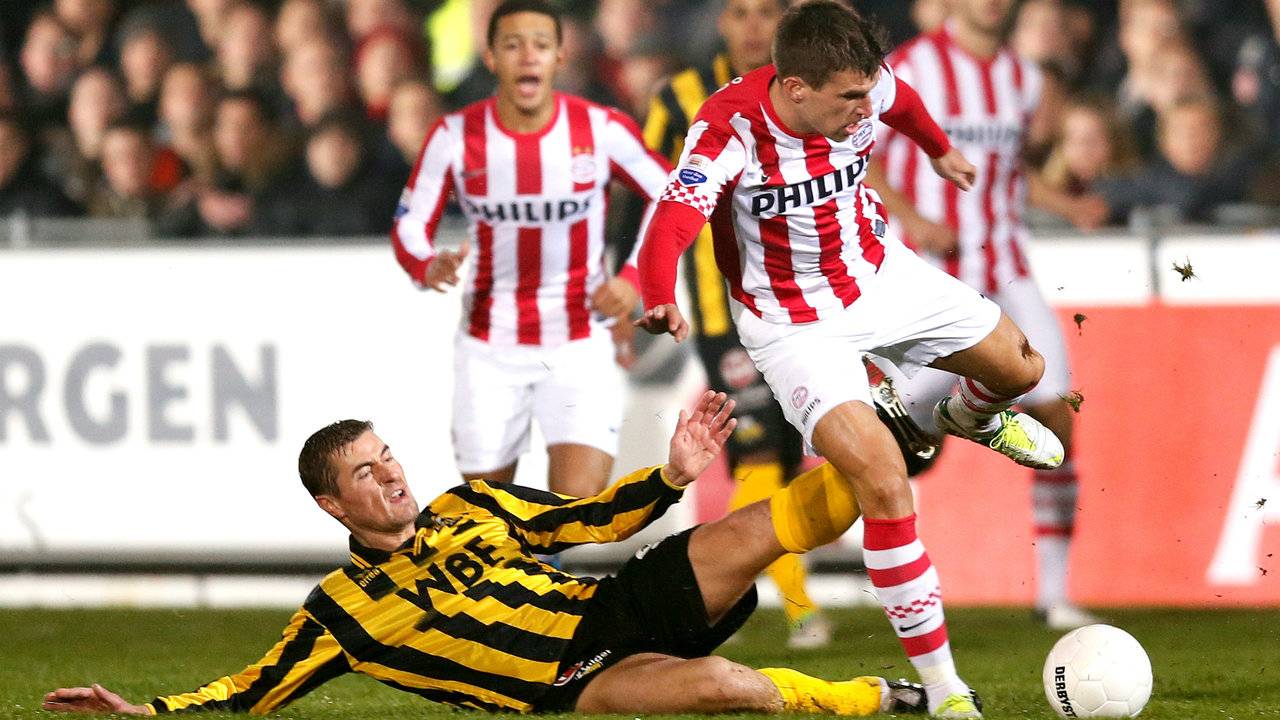 Kevin Strootman in actie tegen Rijnsburgse Boys (foto: Pics United)