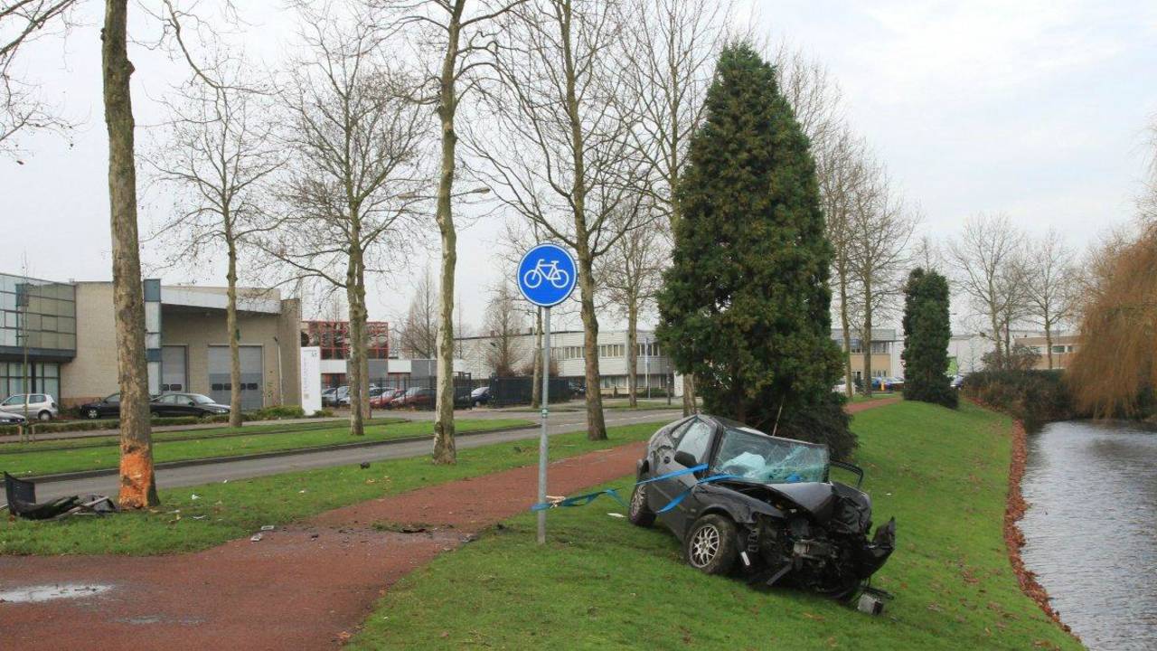 Auto kwam bij sloot tot stilstand (foto: Bart Meesters/Meesters Multi Media)