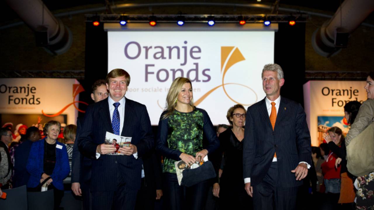 Koningin Maxima reikt de Appeltjes van Oranje uit (foto: ANP)
