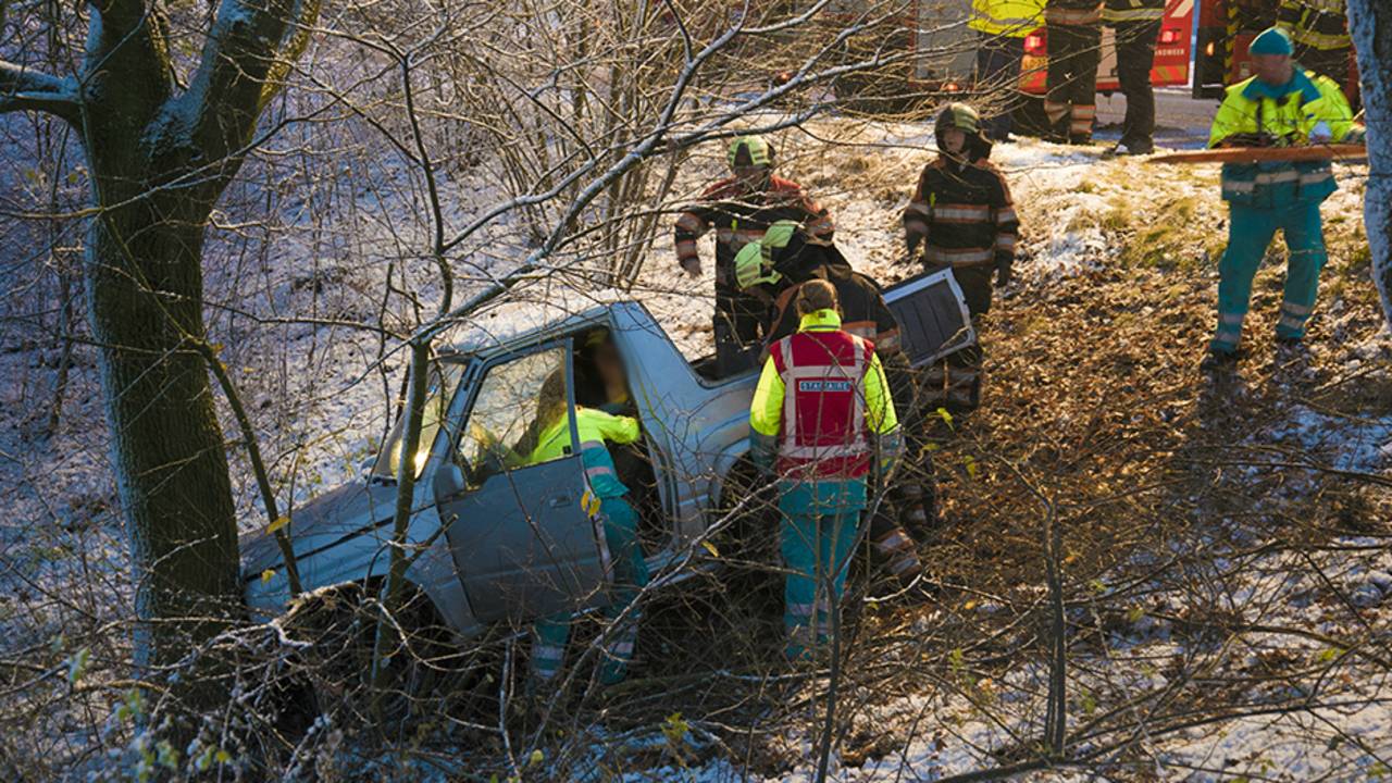 Auto raakt van gladde weg Nuenen (foto: Sem van Rijsel/SQ Vision)