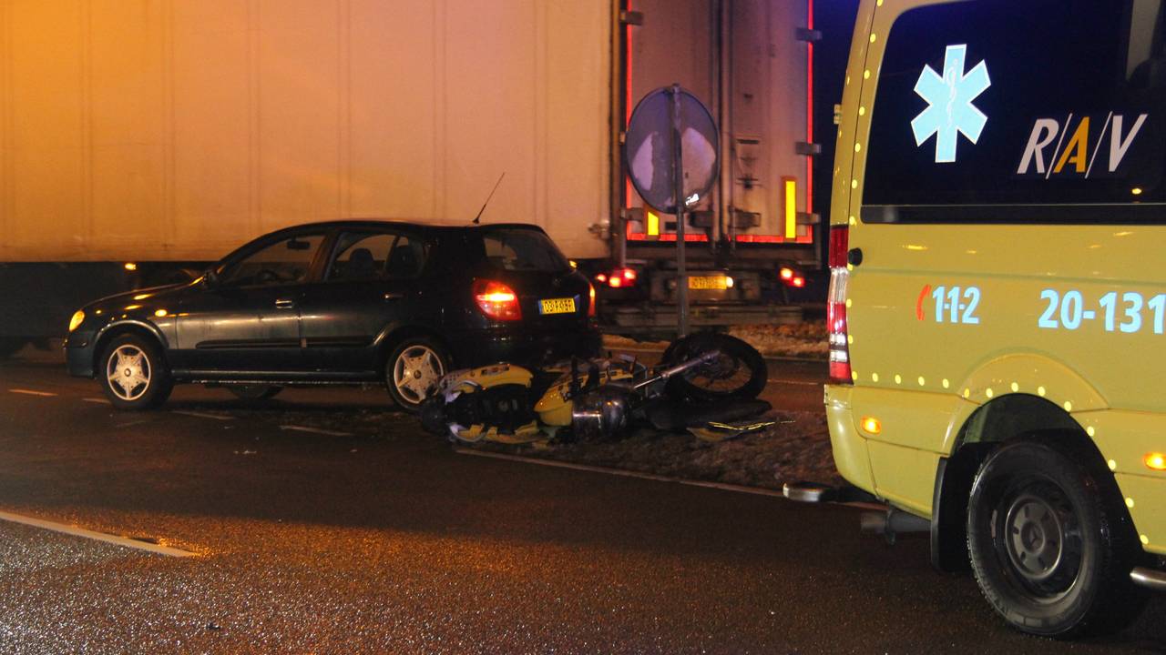 De motorrijder brak zijn been. (foto: Mathijs Bertens - Mainstay Media Breda)