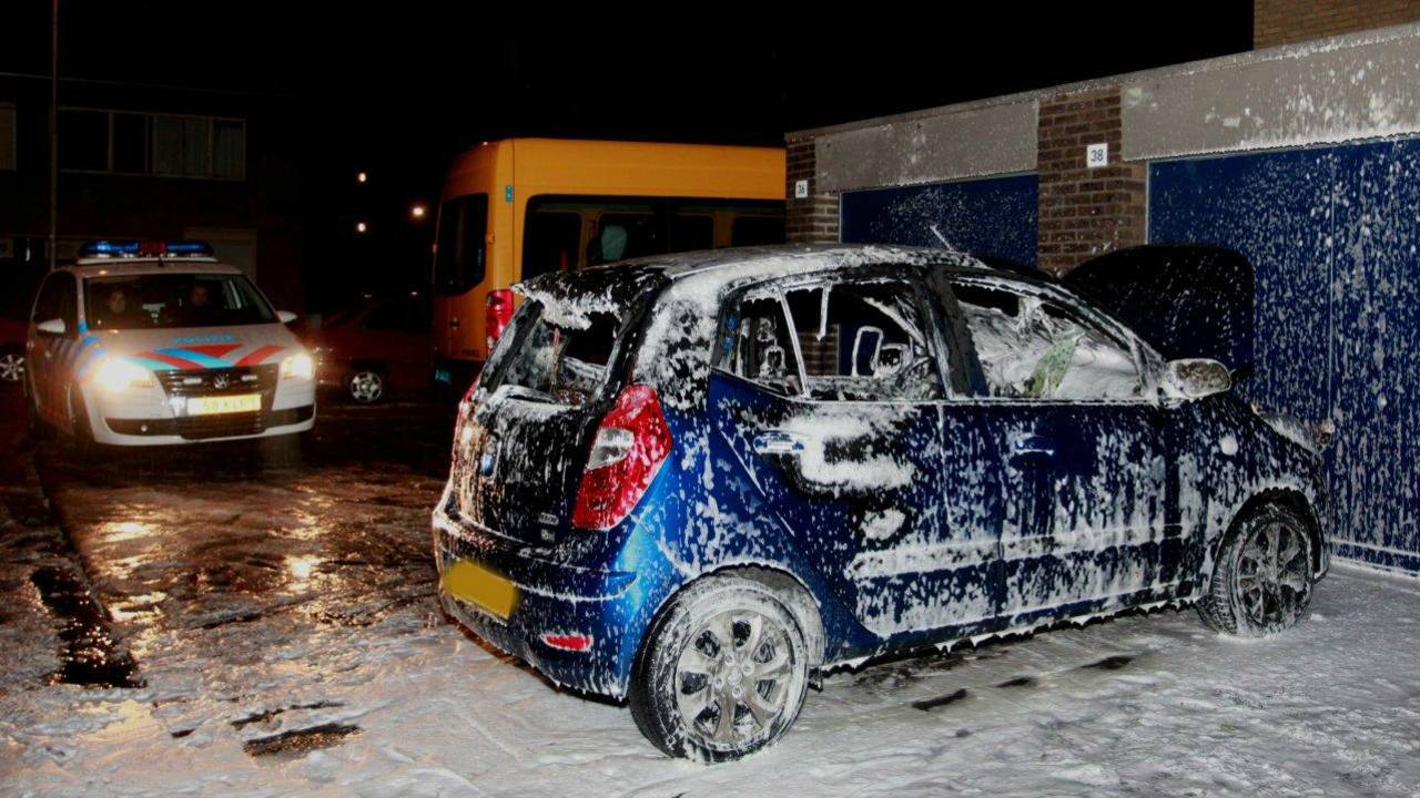 Auto in vlammen op (foto: Bart Meesters/Meesters Multi Media)