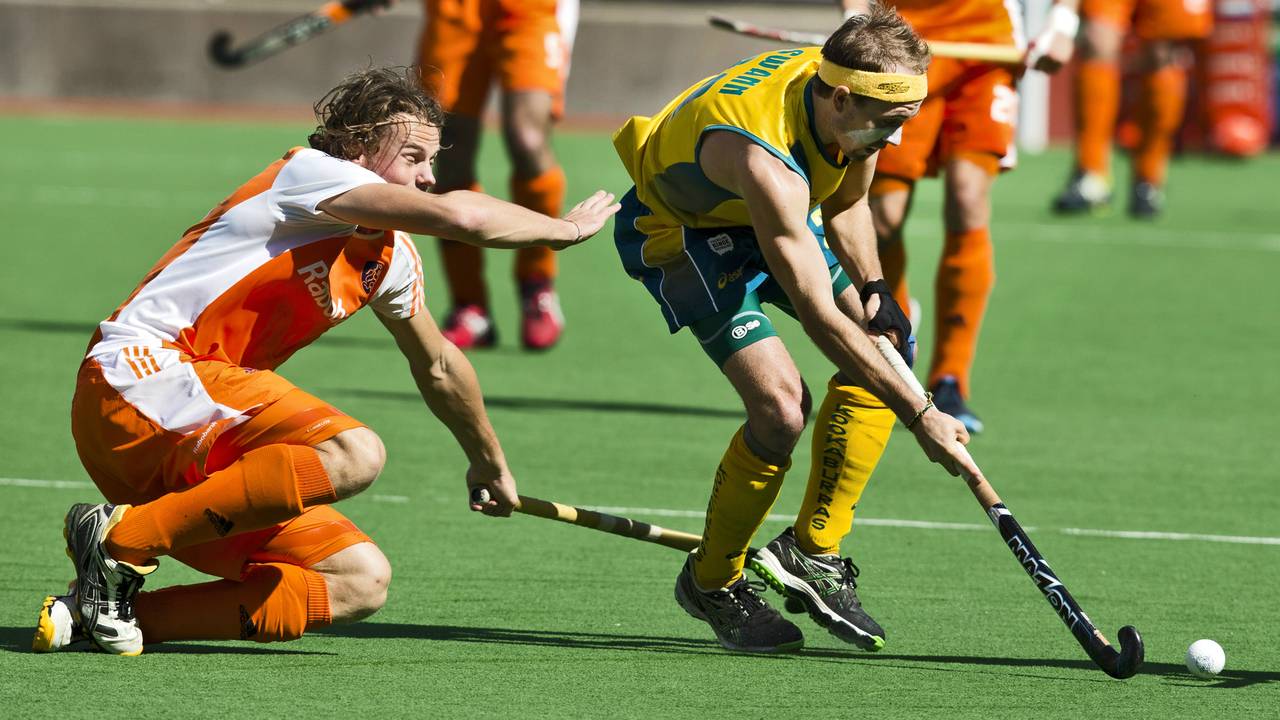 Bob de Voogd (links) in duel met Matthew Swann (foto: ANP).