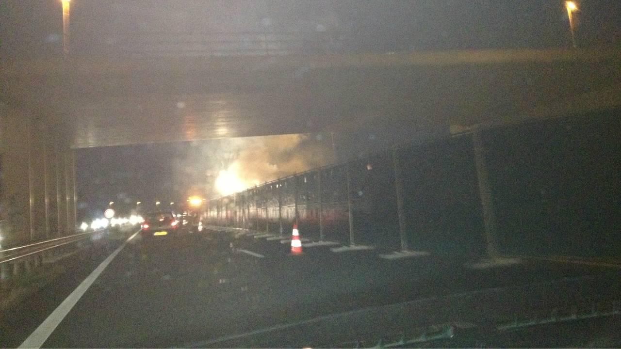 Een gedeelte van de snelweg is afgezet (Foto: Johan van de Ven)