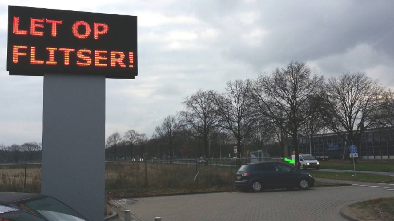 Auto's worden gewaarschuwd (bron: Geenstijl.nl)
