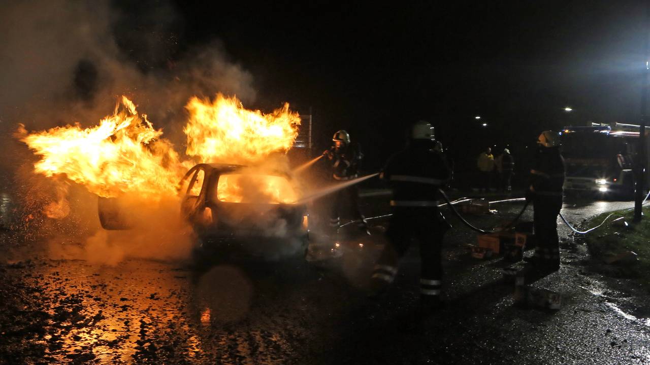 Een van de auto's in brand (foto: Erik Haverhals/FPMB)