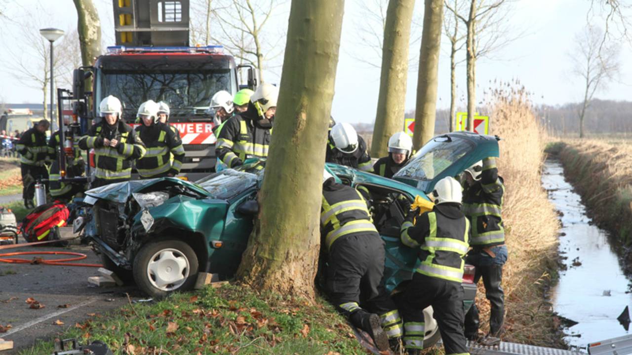 Auto tegen boom in Vortum-Mullem (foto: Marco van den Broek/SQ Vision)