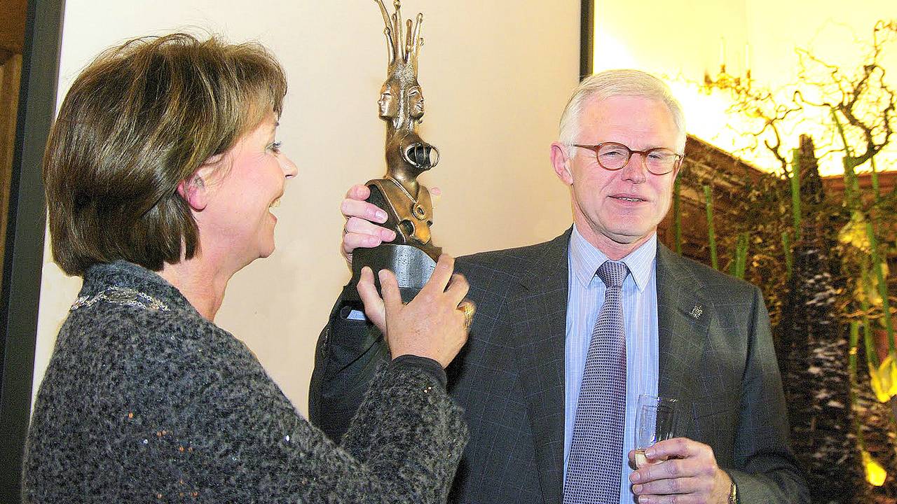 Meint Veninga, voorzitter Kasteel van Sinterklaas, neemt trofee in ontvangst (Foto: Wim van den Broe