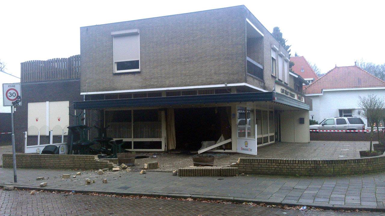 Auto ramde op 3 januari de gevel van café De Barrier.