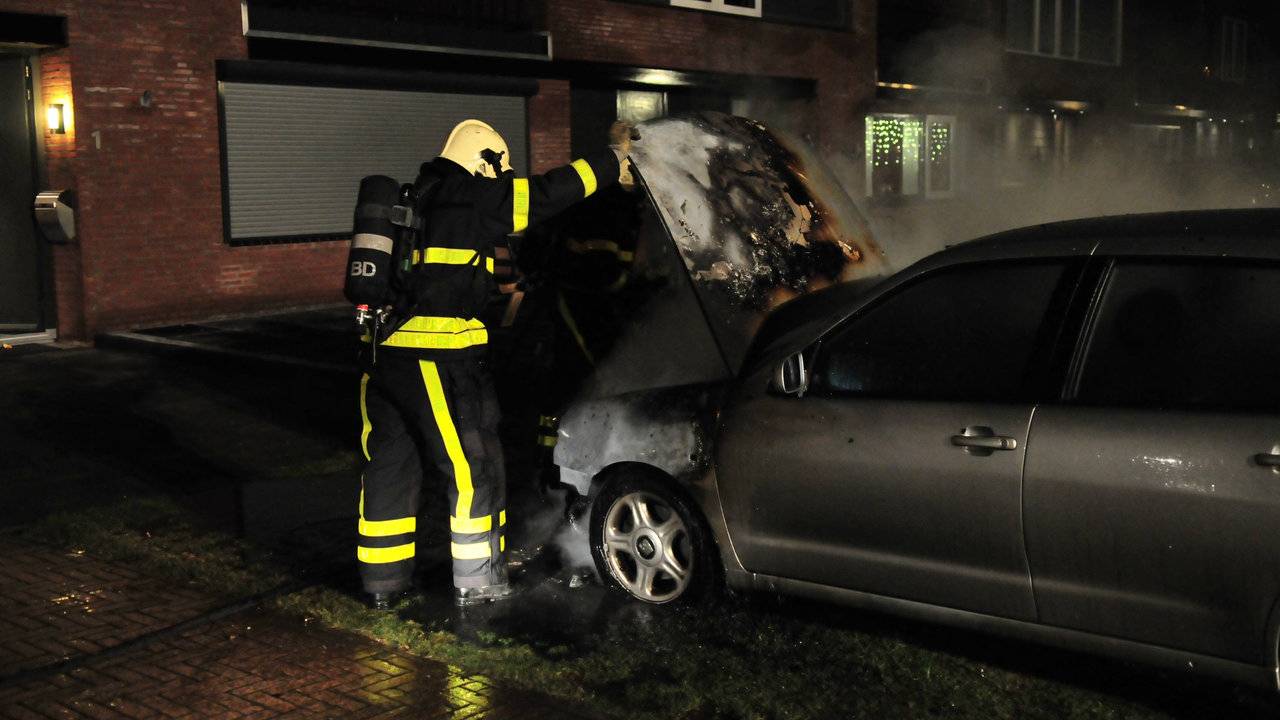 De brandweer blust de auto (Foto: Rob de Haas/Mainstay Media Breda)