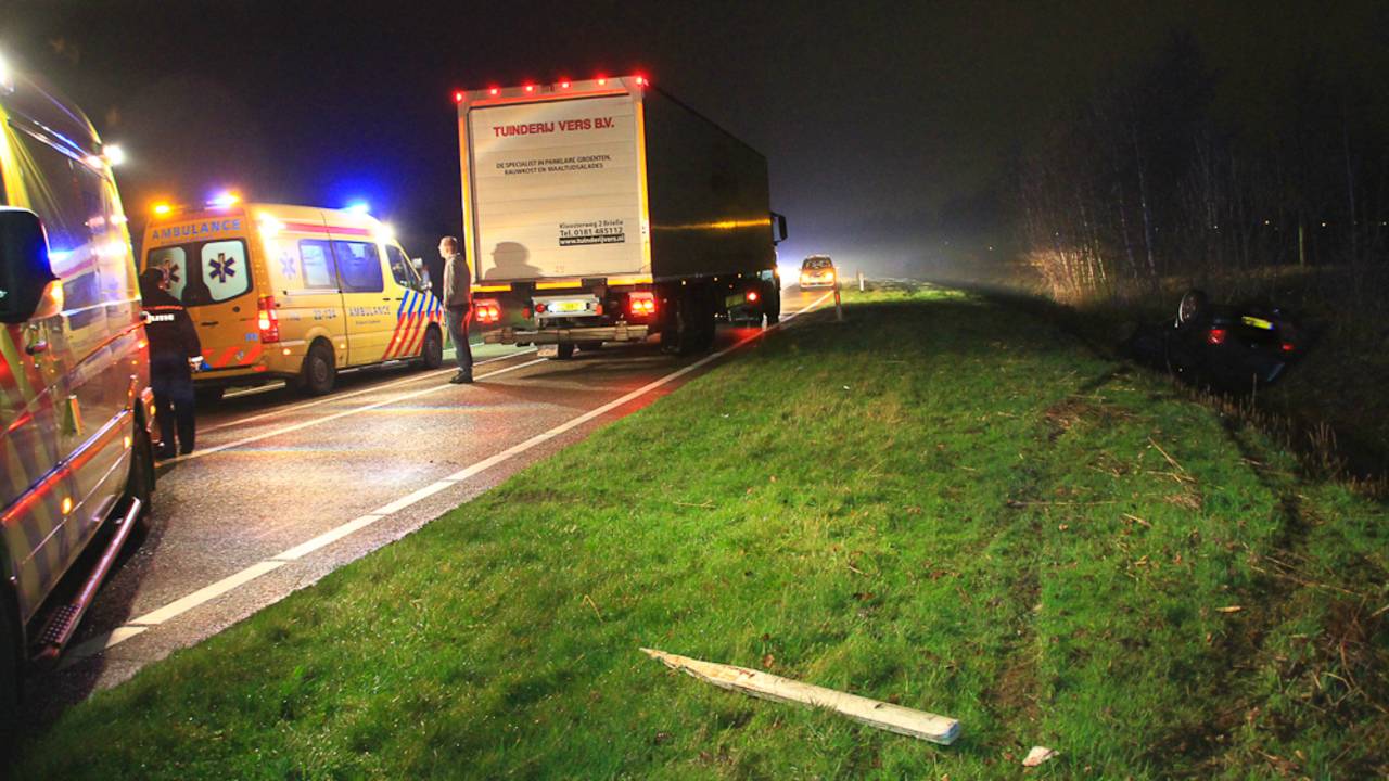 Auto in sloot bij N279 (foto: Harrie Grijseels/SQ Vision)