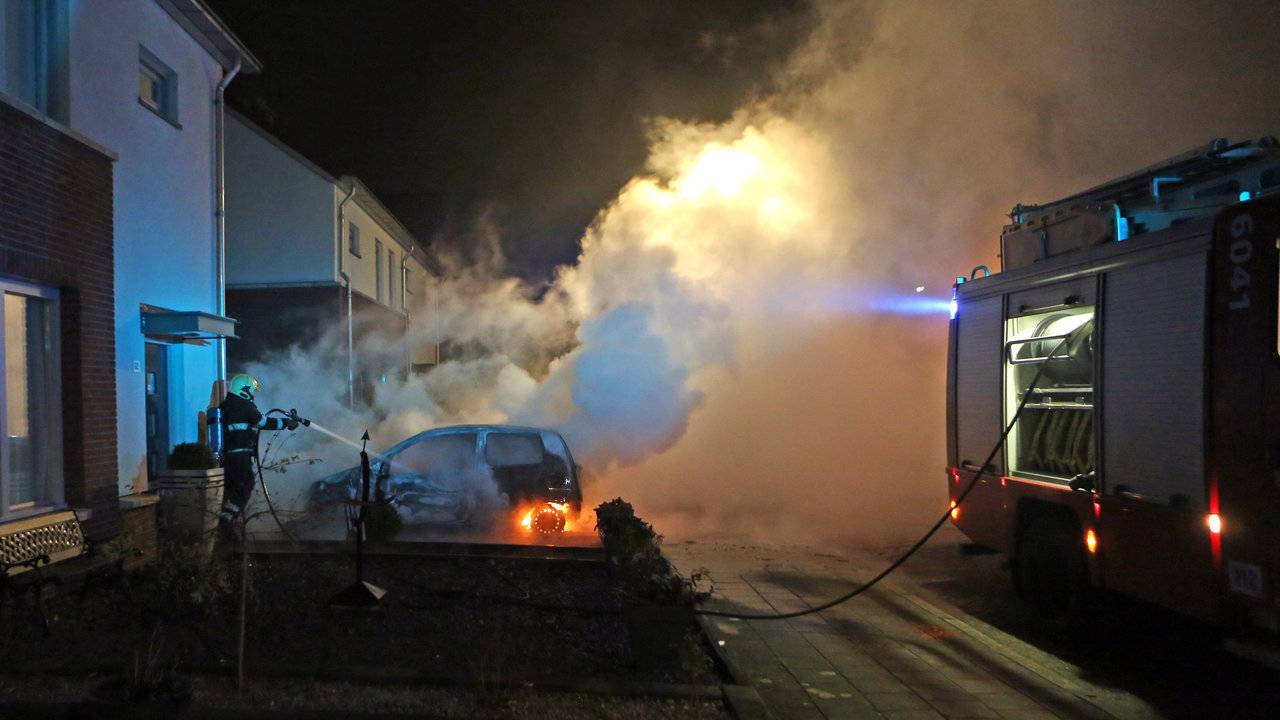 De brandende auto (Foto: FPMB/Erik Haverhals)