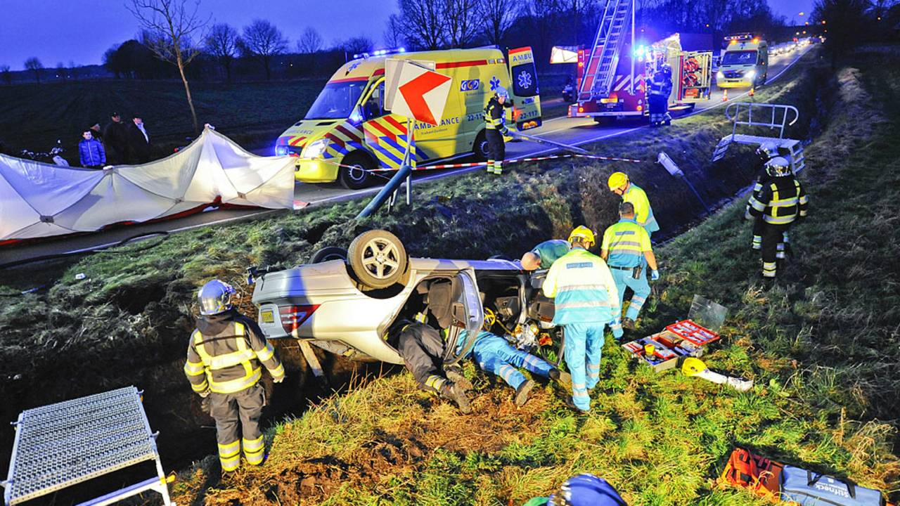 Man gewond na ongeluk Lommelsedijk (foto: Rico Vogels/SQ Vision)