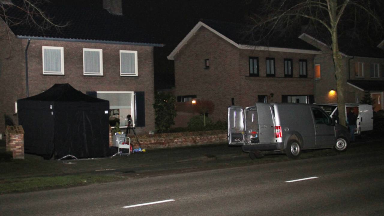 Recherche zoekt weer in tuin Oss (foto: Charles Mallo/SQ Vision)