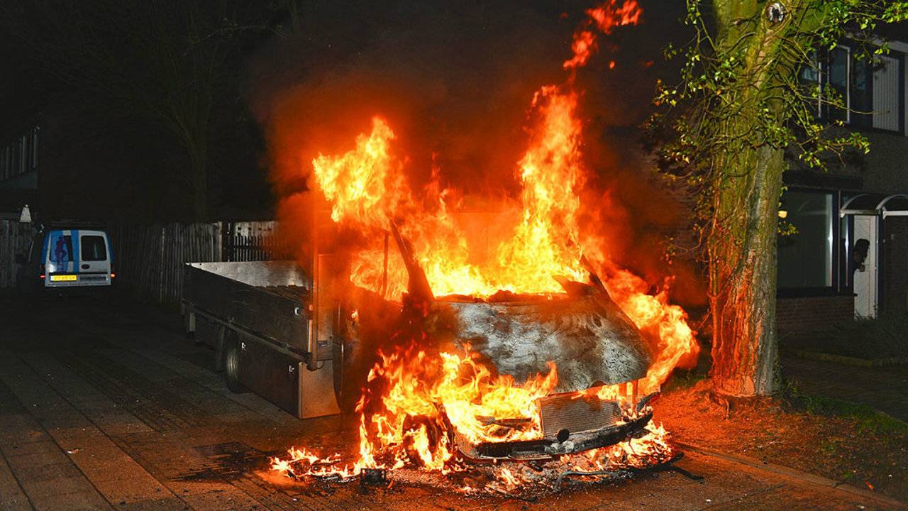 Het brandende busje (Foto: Rico Vogels/SQ Vision)