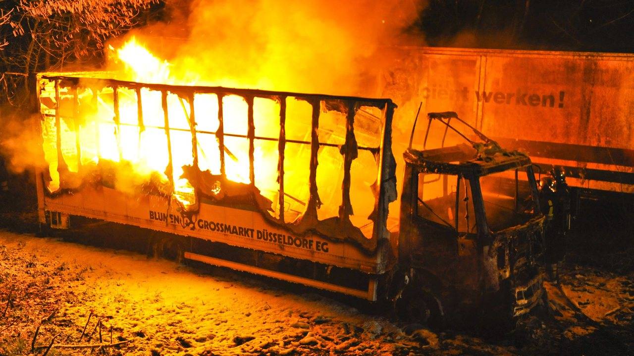 Er bleef niet veel over van de vrachtwagen in Luyksgestel (foto: SQ Vision / Rico Vogels).
