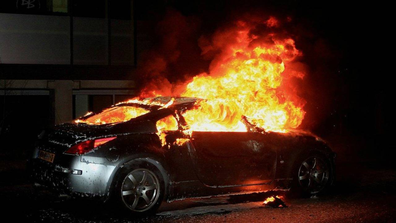 De auto is verwoest. (foto: Fons Hendriks/Meesters Multi Media)