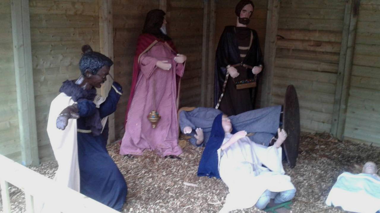 Een beeld van de getroffen kerststal (Foto: Twitter/Nieuwsvanmill).