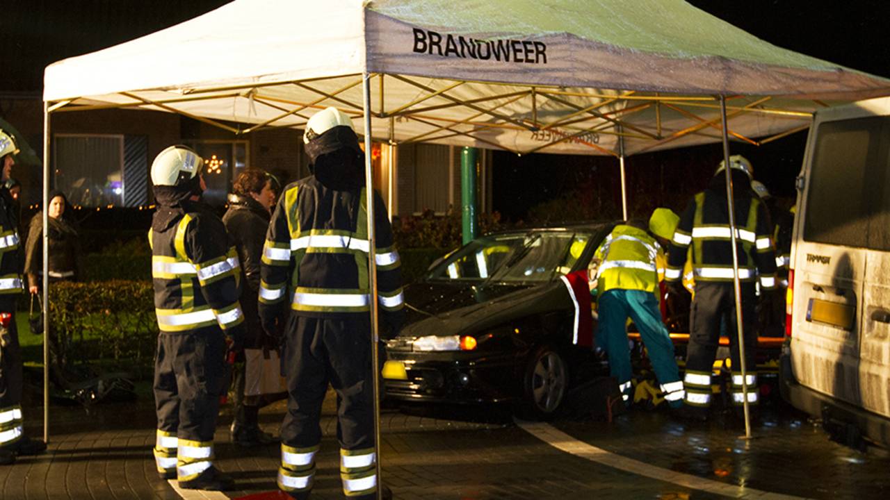 Vrouw gewond bij verkeersongeluk (foto: Sander van Gils/SQ Vision)
