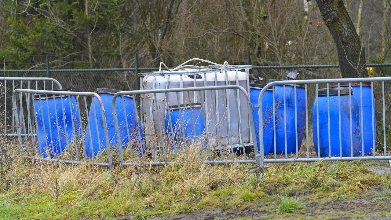 Gevonden vaten worden onderzocht (Foto: Rico Vogels/SQ Vision)