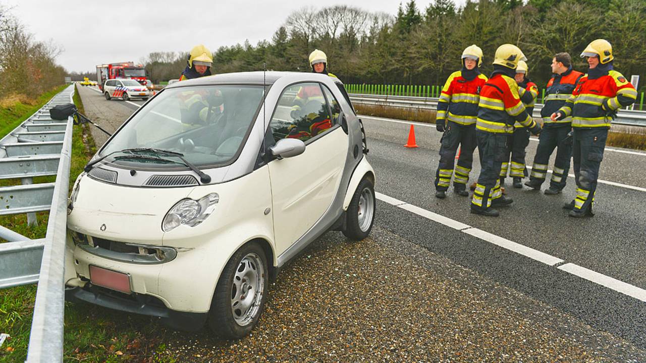 Smart botst met vrachtwagen op A2 (foto: Rico Vogels/SQ Vision)