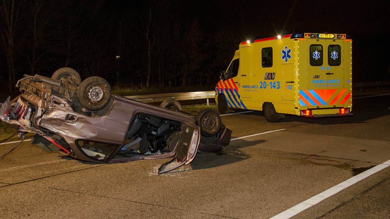 Auto over de kop N269 Hilvarenbeek. (foto: Jack Brekelmans/JV Media)