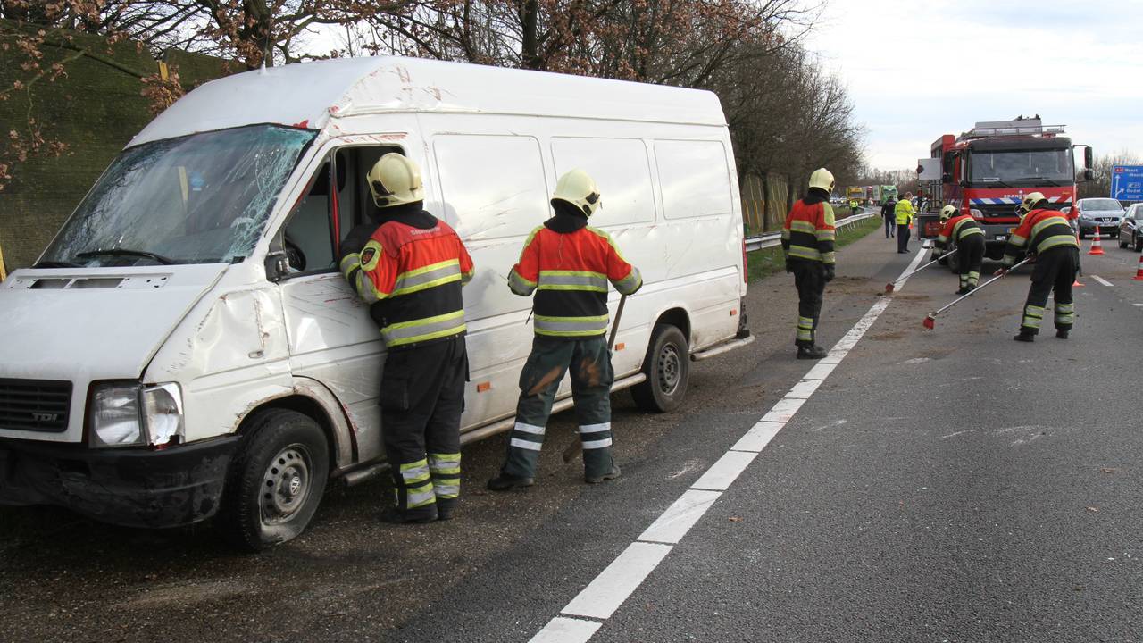 De rijbaan is tijdelijk afgesloten (foto: Hans van Hamersveld/SQ Vision)