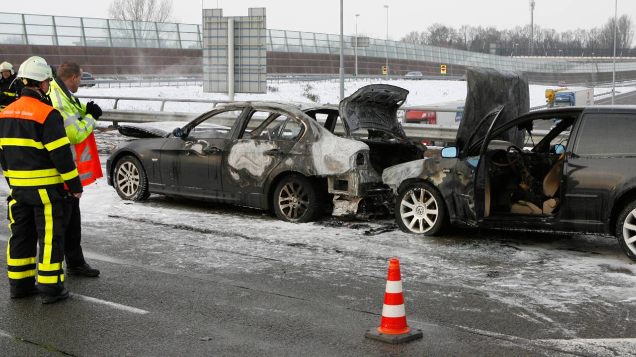 De uitgebrande auto's. (Foto: Remco de Ruijter)