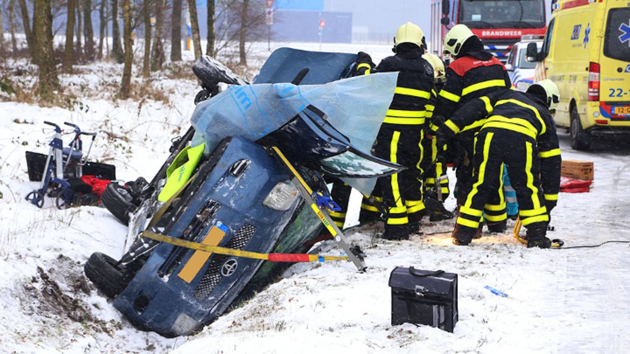 Auto op de kop (foto: Gabor Heeres / SQ Vision Mediaprodukties)