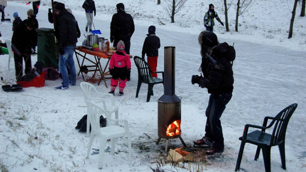 Mensen in Tilburg houden zich warm (foto: Toby de Kort / Meesters Multi Media)